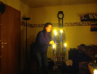 13.01 2:04 Auch im Wohnzimmer ist gemtliches Kerzenlicht!