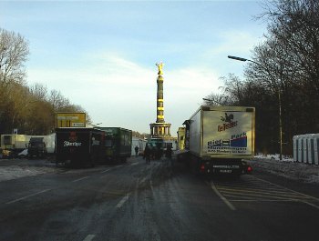 29.12 14:17 Fr: Die Siegess�ule wegen der Silvestervorbereitungen leider gesperrt!