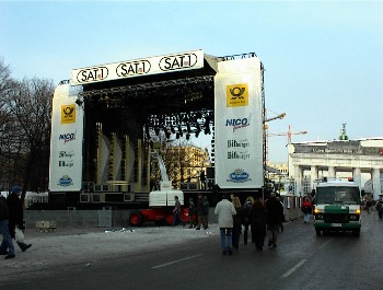 30.12 14:08 Sa: Die B�hne am Brandenburger Tor!