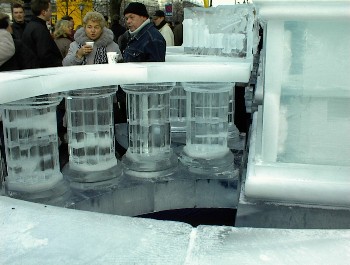 30.12 14:20 Sa: Die Eisbar vor dem Hotel Adlon!