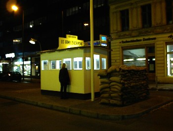 31.12 19:19 So: Checkpoint Charlie (ehemaliger Grenz�bergang)!