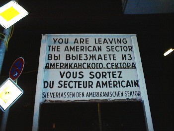 31.12 19:20 So: Schild am Checkpoint Charlie!