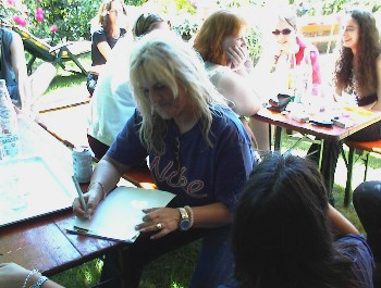 25.05 14:59 miri schreibt auch noch ein paar Zeilen f�r Roeschen!