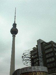 16.03.02 16:11 Der Fernsehturm und unten die Weltzeituhr!