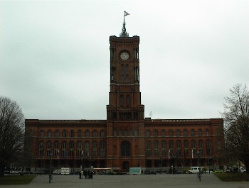 16.03.02 Das rote Rathaus an einem Stck *Marcozuzwonker*