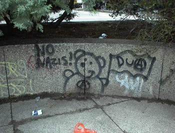 16.03.02 17:02 Auf einer Mauer am Fernsehturm!