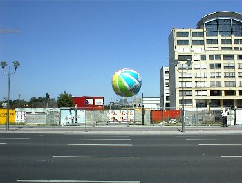 27.07 13:03 Unter dem SAT.1 Ball grad zu erkennen: Der Reichstag!