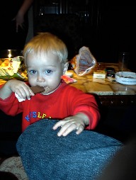 16.09 18:37 Consti putzt sich die H�nde an Daniels Hose ab!