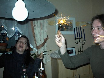 13.01 0:39 Papa lara hat Wunderkerzen geholt :o)