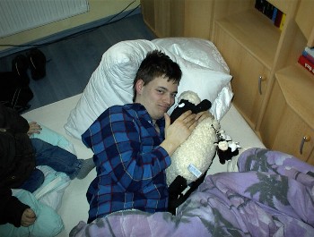 09.03.02 11:18 Daniel hat Shaun aus der Ecke geholt und tr�stet ihn!