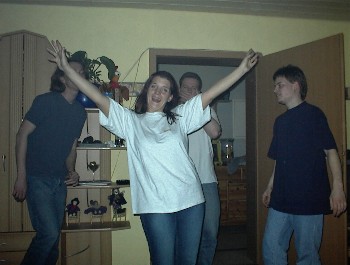 10.03.02 0:24 lara freut sich einfach riesig das alle da sind!