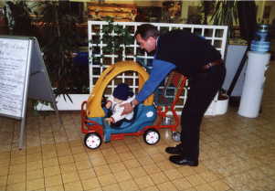 31.10  13a  Kleiner Mann beim Aussteigen! *wink*