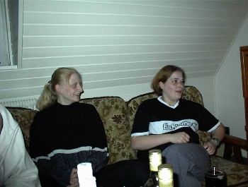 07.04 22:19 Wo schauet Ihr Beiden denn so angestrengt hin?