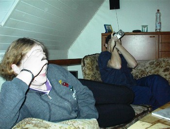 13.04 20:58 Sophie und Wolle schtzen sich vor dem Blitzlichtgewitter!