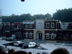 Der getarnte Wagen links!