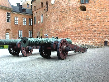 02.06 15:30 Mit Kanonen im Innenhof!