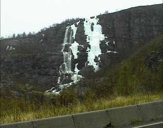 11.06 11:07 Wasserflle - Rechts noch Eis gefroren - Links flssig!