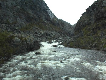 11.06 13:22 Zwischen den Felsen immer wieder Fle und Bche!