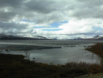 12.06 13:51 Im Juni immer noch groe Eisschollen auf dem See!