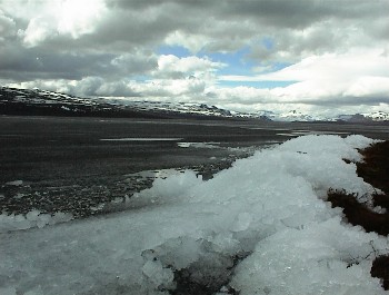 12.06 13:53 Teilweise aufgetrmtes Eis am Ufer!