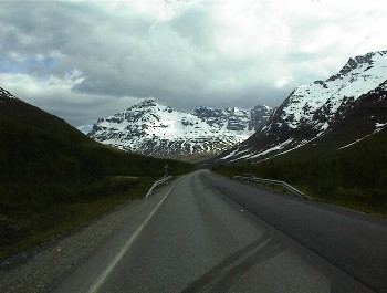 12.06 17:51 Die Strae schlngelt sich zwischen hohen Bergen!