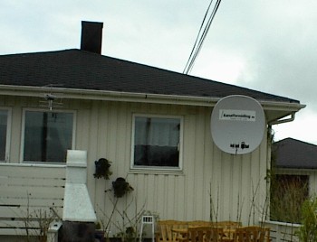 14.06 9:56 Diese Schssel mit 4 LNBs steht dort schon min. 4Jahre *gg*