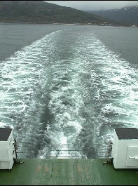 14.06 11:53 Die Fhre whlt die See ganz schn auf!