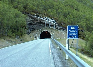 15.06 15:26 Die 827 durchquert mehrere Tunnel!