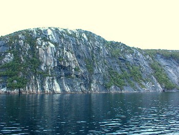 15.06 16:07 Steile Felsen, Wassertiefen mit mehreren hundert Metern!