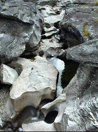 18.06 12:16 Das Wasser hat ungeheuren Druck - hat alles glatt geschliffen!