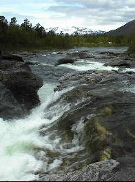 18.06 12:20 Im Hintergrund sind noch schneebedeckte Berge!