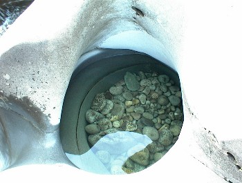 18.06 12:27 Klares Wasser im rundgeschliffenen Stein!