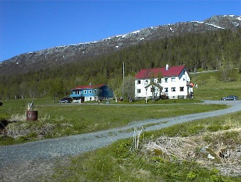19.06 9:19 Wie eine Jungendherberge - oben rechts unser Zimmer!