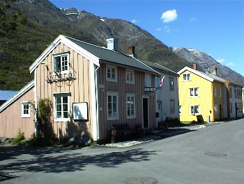 19.06 12:51 Im Hintergrund die hohen Berge!
