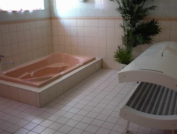 19.06 18:06 Sogar mit Wirpool und Solarium!