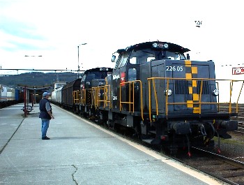 21.06 12:39 Der Fachmann begutachtet die Loks *g*