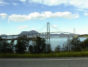21.06 18:31 Gebhrenpflichtige Brcke kurz nach Molde!
