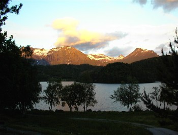 21.06 23:18 Am 2. Abend wieder die rote Sonne auf den Bergen!