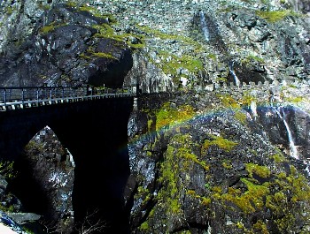 22.06 10:16 Weit oben Brcke mit Regenbogen davor!