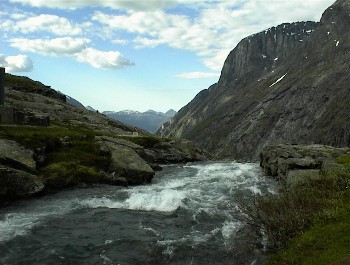 22.06 19:14 Das Wasser vor dem groen Fall ins Tal!