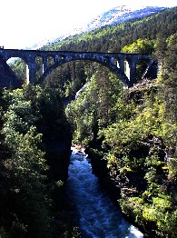 23.06 10:41 Ganz aus Stein gebaut - ber den Flu!
