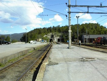 24.06 10:47 Aus dem linken Tunnel raus nach Dombås
