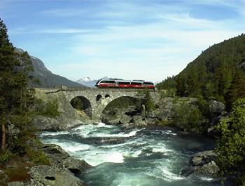 25.06 10:09 Brcke mit Triebwagen :o)