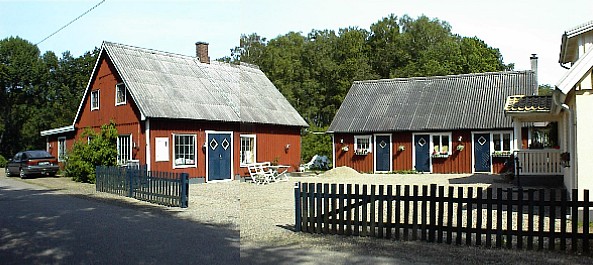 27.06 15:54 Im linken Haus ist unser Zimmer mit Blick in den Garten!