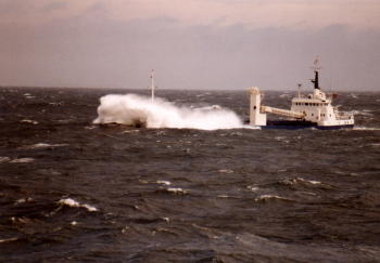 7:40 ...und nieder, �hnlich wie unsere F�hre!