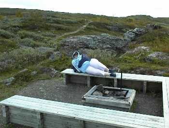 17:37 Im letzten Jahr lag Klaus hier auf dieser Bank :o)