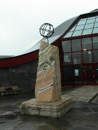 11:05 Der Stein vor dem Center!