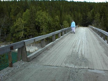 16:35 Eine Holzbr�cke �ber einen Gletscherflu�!