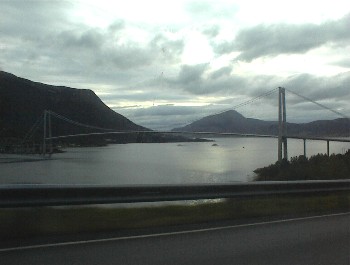 19:09 Nach der F�hre eine Maudbr�cke!