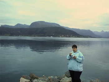 20:22 Kerstin genie�t das Eis in einer sch�nen Landschaft!